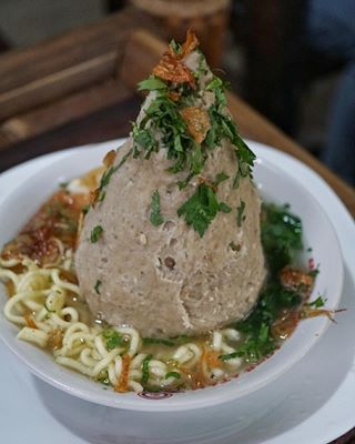 Pakai nasi sudah biasa, 4 tumpeng ini dibuat dari bahan tak terduga