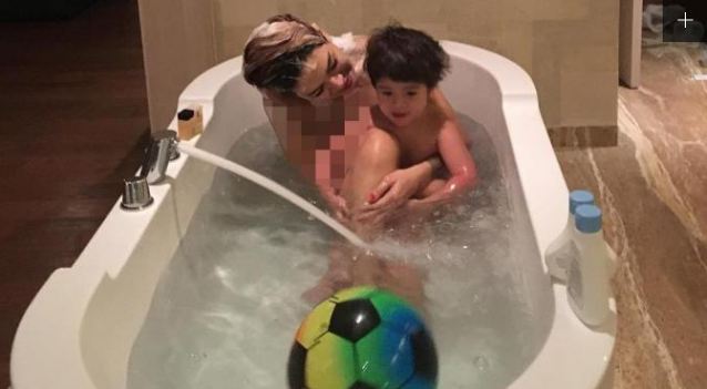 5 Seleb cantik ini pamer mandi bareng anak, ada yang anaknya udah gede
