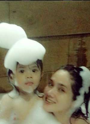 5 Seleb cantik ini pamer mandi bareng anak, ada yang anaknya udah gede