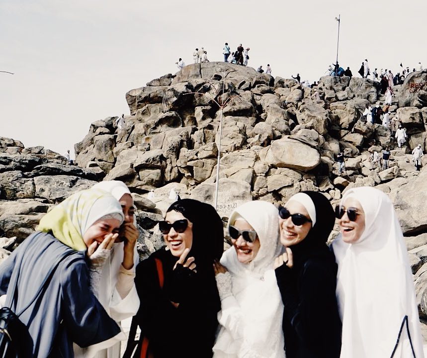 Putuskan berhijab, 9 inspirasi gaya Tika Bravani ini cocok buat pemula