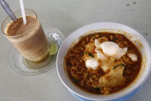 Mi kuah rendang dan teh talua, sajian nikmat khas Minang