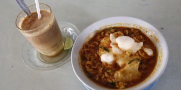 Mi kuah rendang dan teh talua, sajian nikmat khas Minang 
