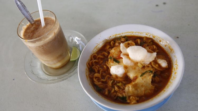 Mi kuah rendang  dan teh talua  sajian nikmat khas Minang