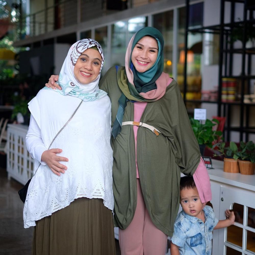 Sama-sama hamil, begini 6 momen kompak para seleb pamer perut besarnya