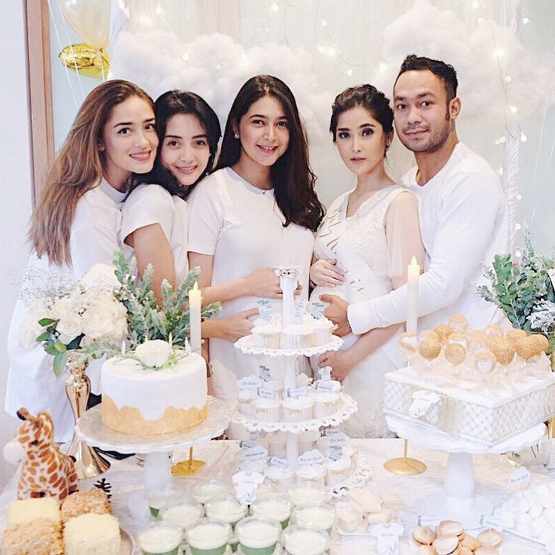 Sama-sama hamil, begini 6 momen kompak para seleb pamer perut besarnya