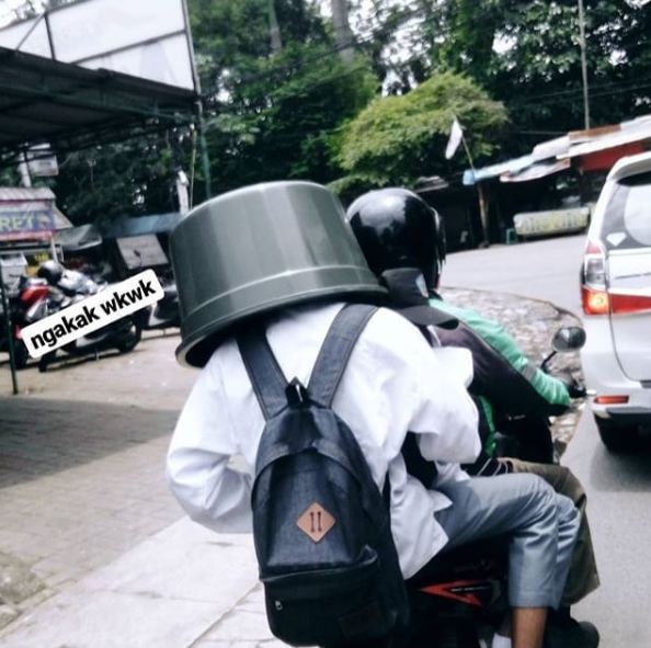 Model helm 10 driver ojek online ini bikin kamu geleng-geleng kepala