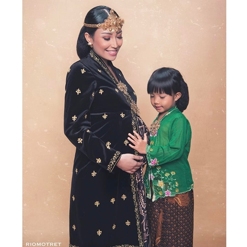 4 Seleb cantik ini lakukan pemotretan maternity berkonsep tradisional