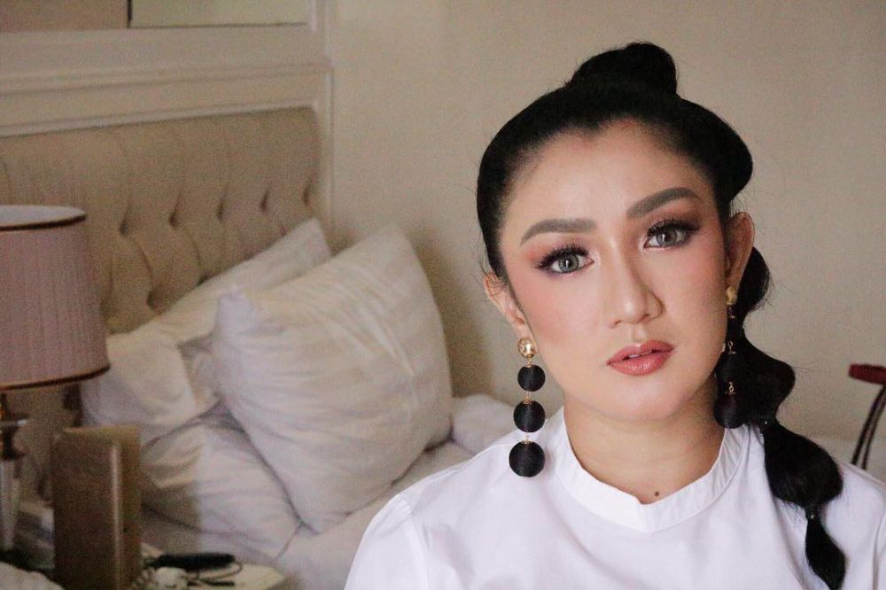 Marak tayangan nggak mendidik, 7 seleb ini larang anaknya nonton TV