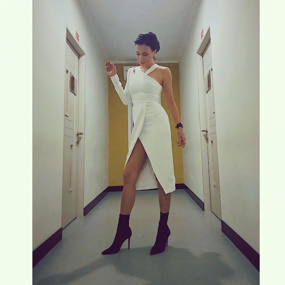 8 Pose menantang Sophia Latjuba bergaun belahan tinggi, seksi abis