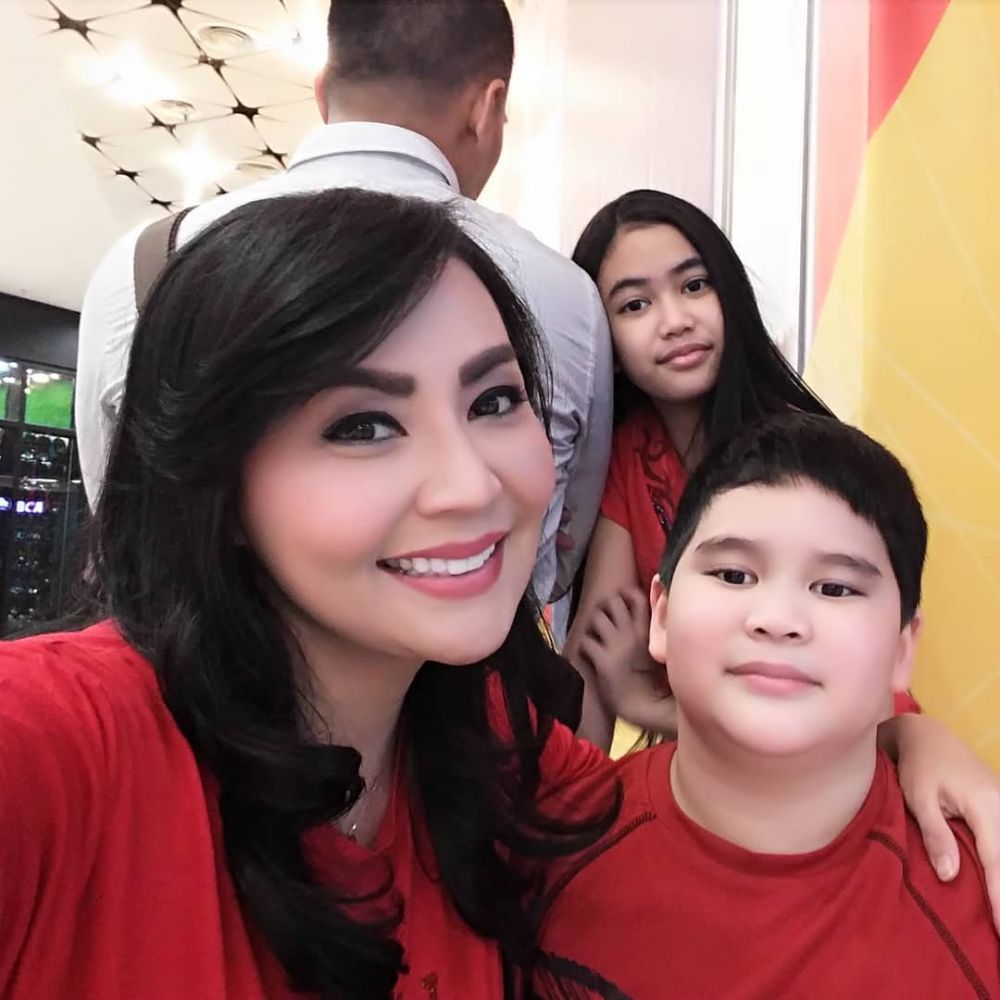 Mulai go public, 8 potret kedekatan Thessa Kaunang & pacar pilotnya