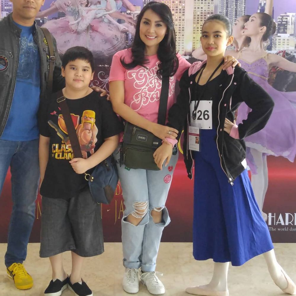 Mulai go public, 8 potret kedekatan Thessa Kaunang & pacar pilotnya