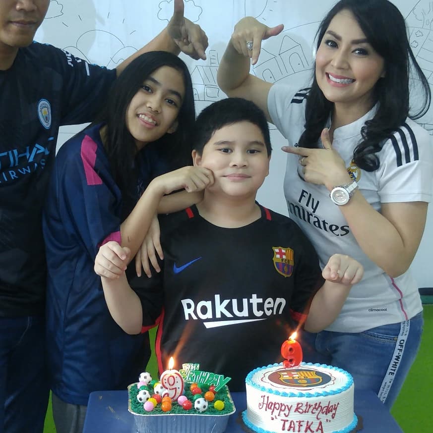 Mulai go public, 8 potret kedekatan Thessa Kaunang & pacar pilotnya