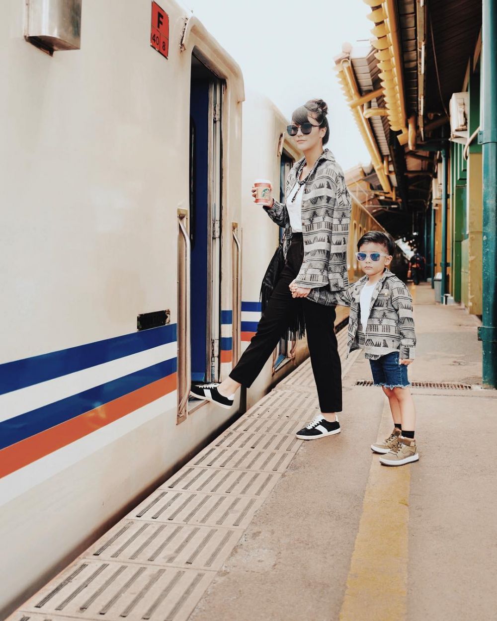 8 Potret kompak keluarga Ryan Delon, sering banget pakai baju couple