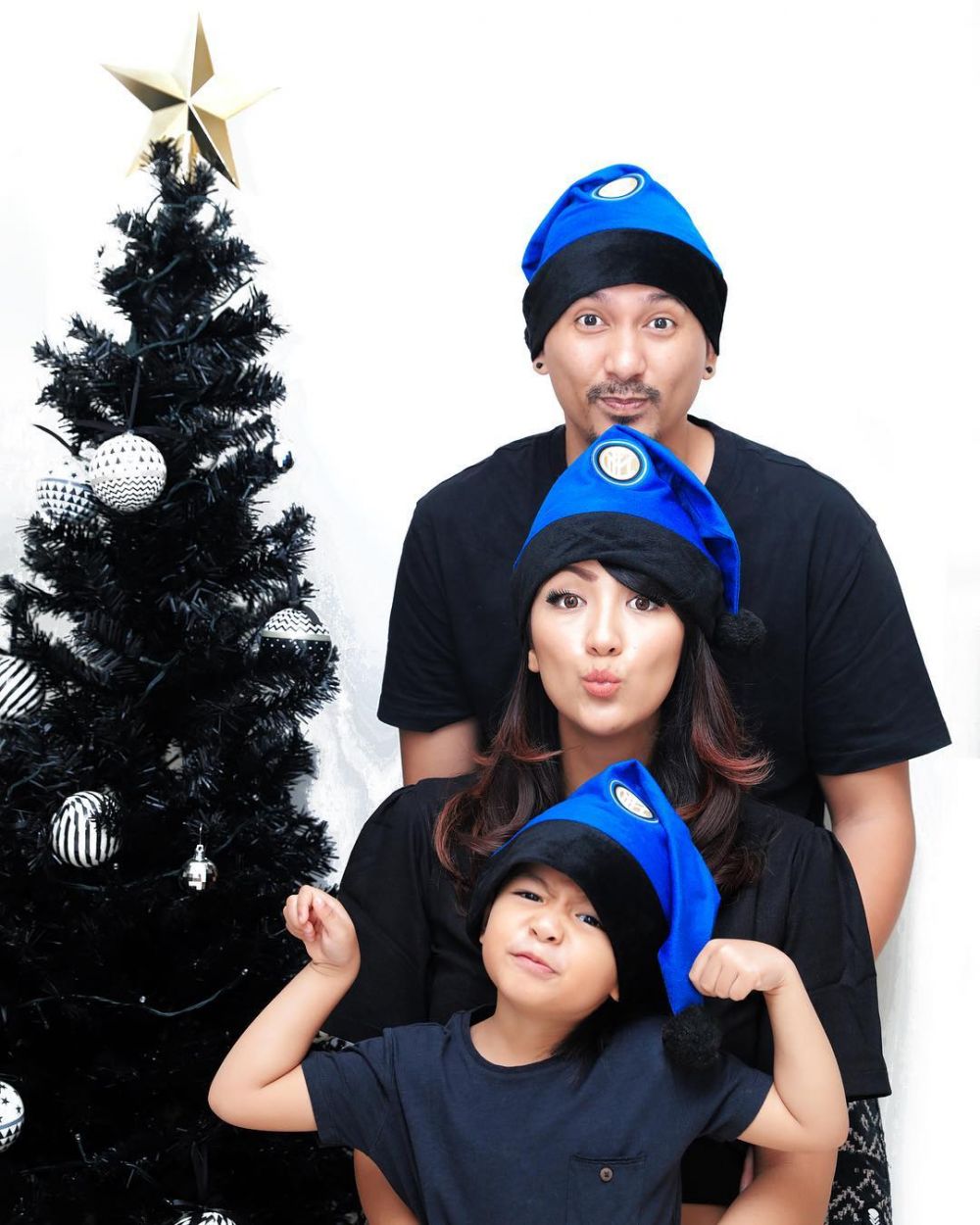 8 Potret kompak keluarga Ryan Delon, sering banget pakai baju couple