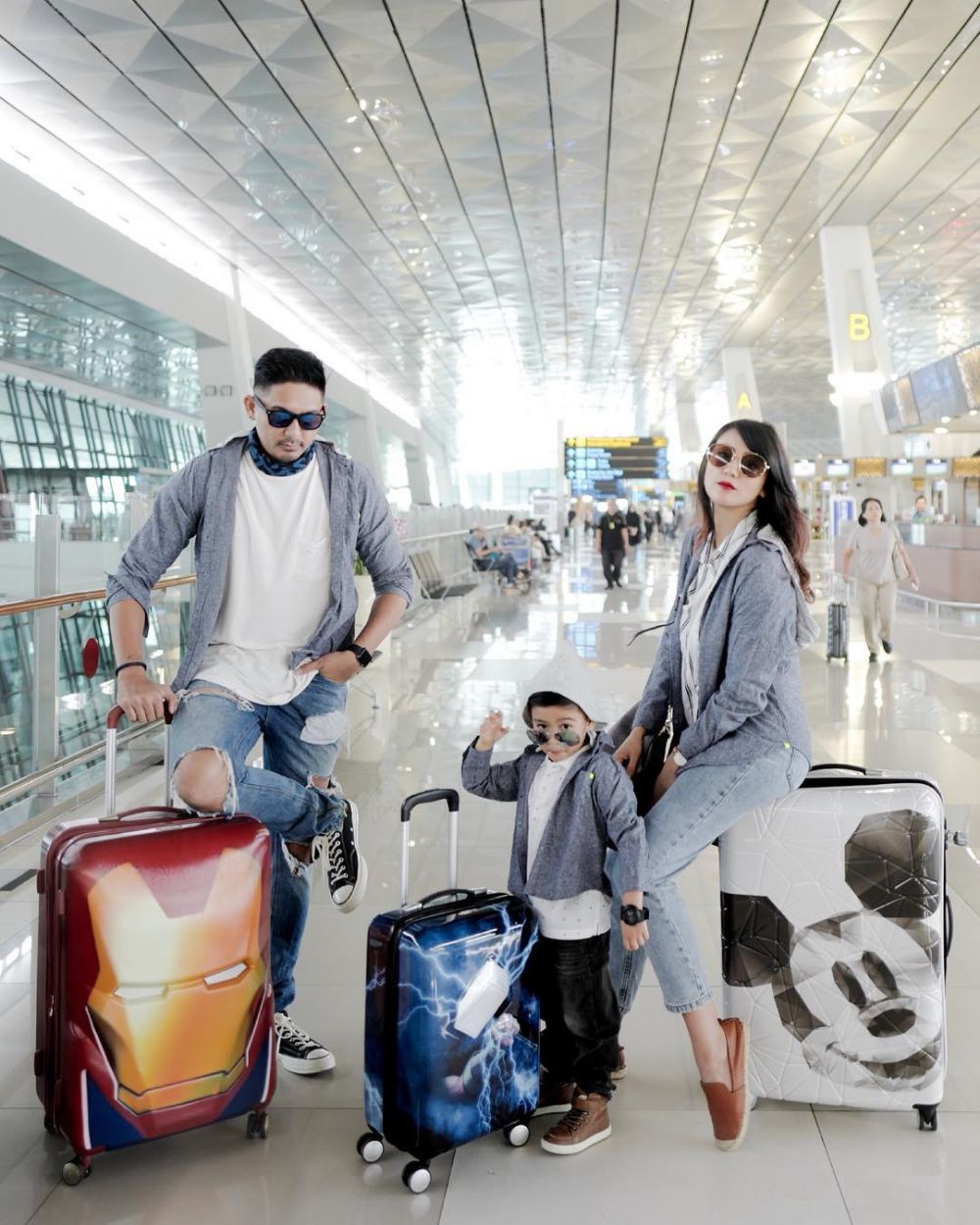 8 Potret kompak keluarga Ryan Delon, sering banget pakai baju couple