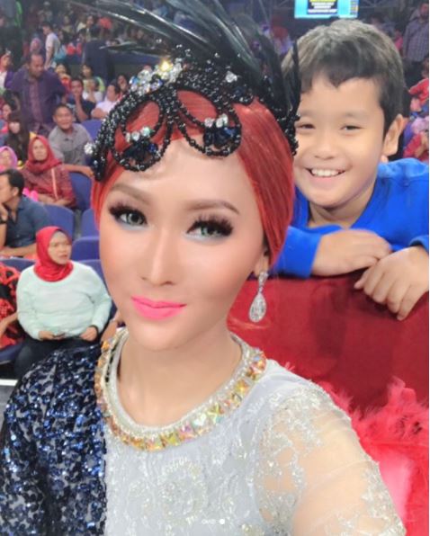 8 Beda gaya Inul saat di panggung dan keseharian, jomplang banget