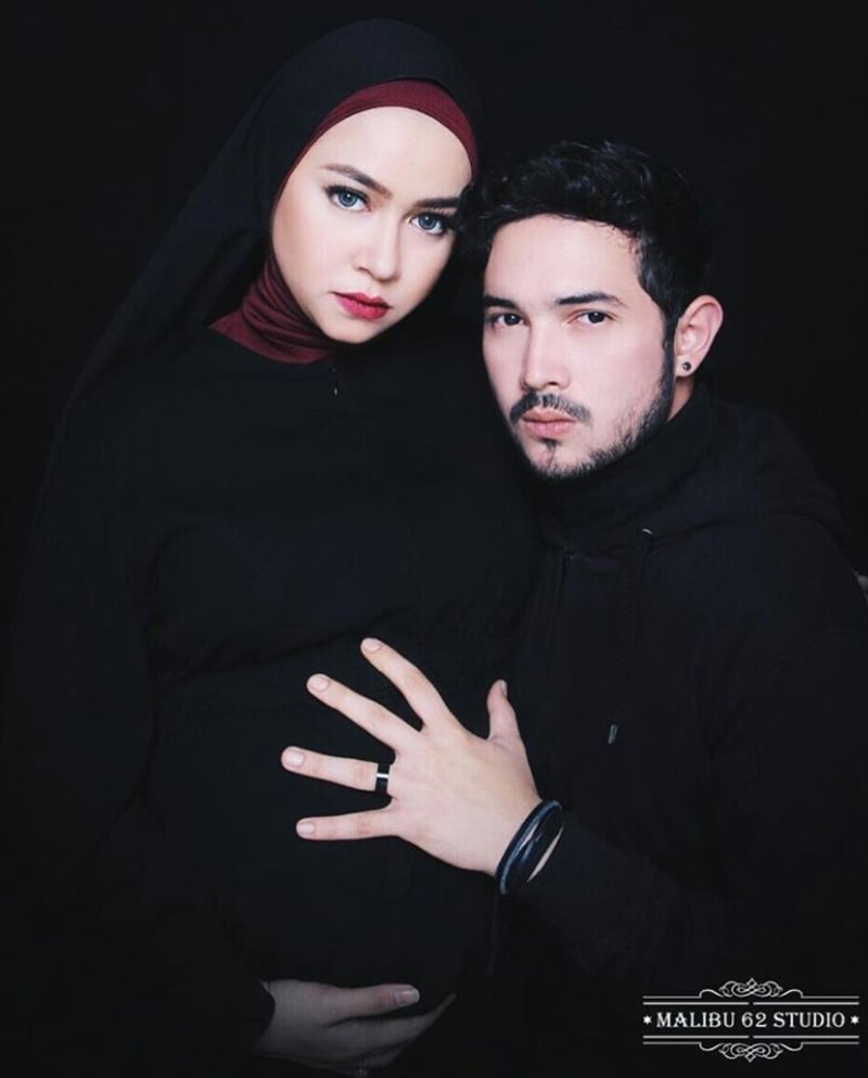 Gaya elegan 7 seleb cantik berhijab saat pemotretan maternity