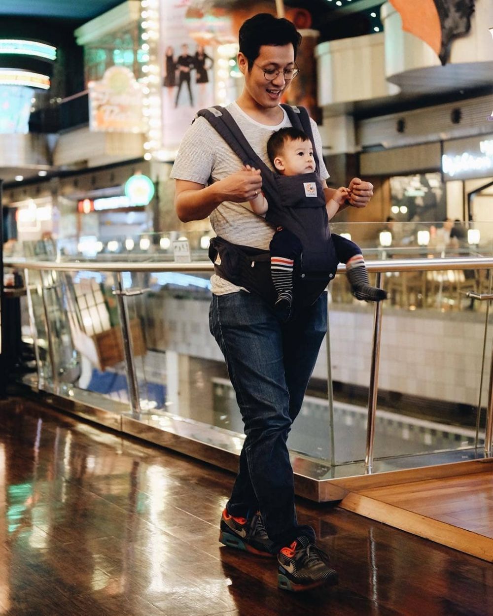 Ini harga gendongan 7 anak seleb, mahal tak jadi soal demi buah hati