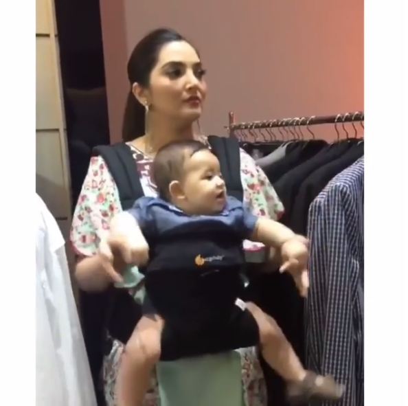 Ini harga gendongan 7 anak seleb, mahal tak jadi soal demi buah hati