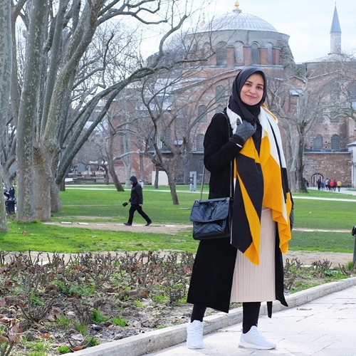 Berhijab dan hamil, ini beda gaya outfit Shireen, Zaskia dan Zee Zee