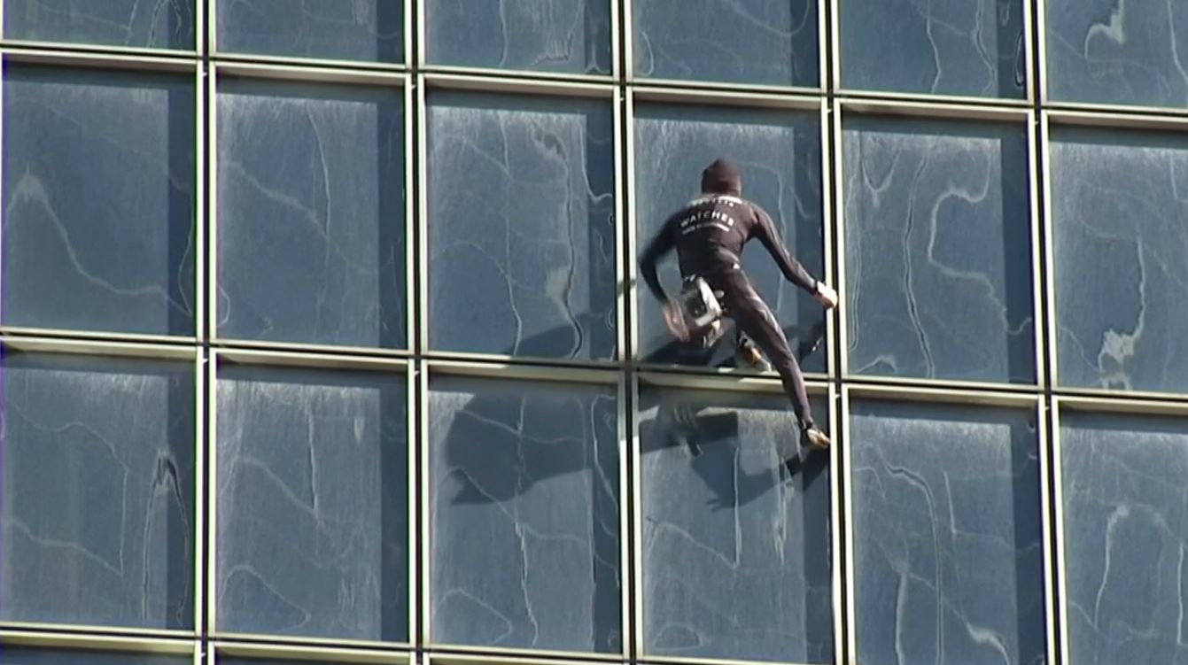 Alain Robert 'Spider-Man Prancis' taklukkan gedung setinggi 187 meter