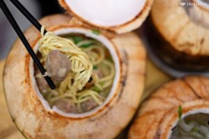 Bukan piring, 5 kuliner ini pakai wadah yang beda dari biasanya
