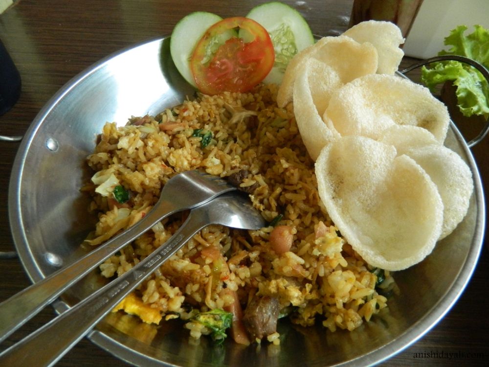 Bukan piring, 5 kuliner ini pakai wadah yang beda dari biasanya