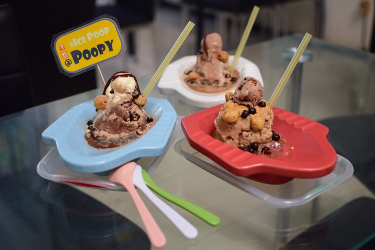 Bukan piring, 5 kuliner ini pakai wadah yang beda dari biasanya