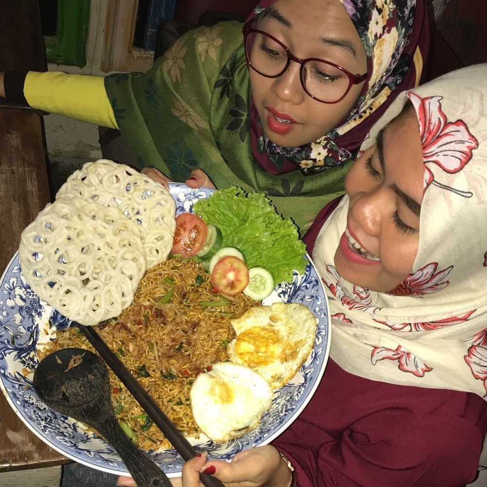 Bukan piring, 5 kuliner ini pakai wadah yang beda dari biasanya