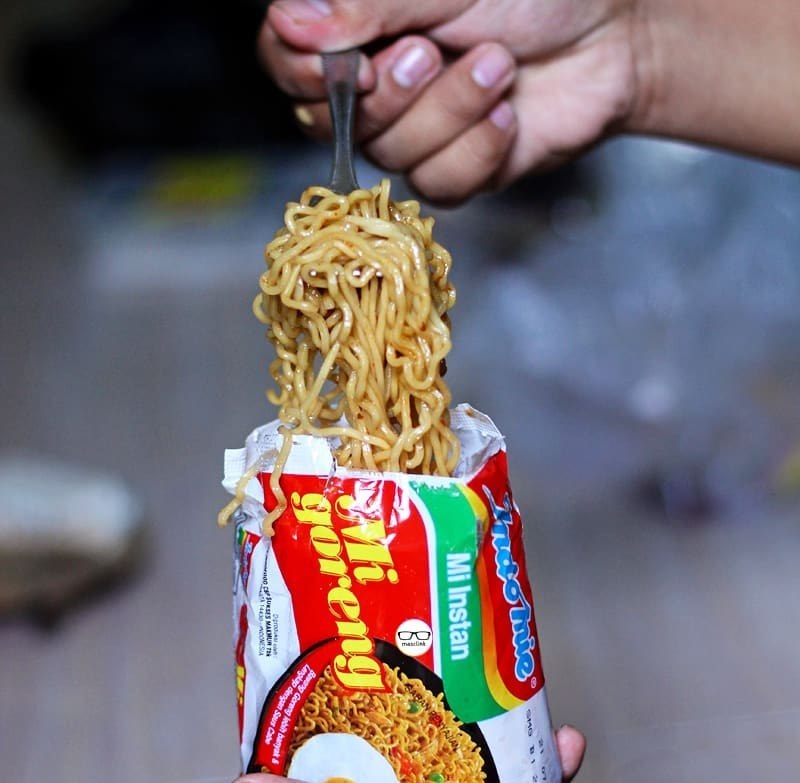 Bukan piring, 5 kuliner ini pakai wadah yang beda dari biasanya