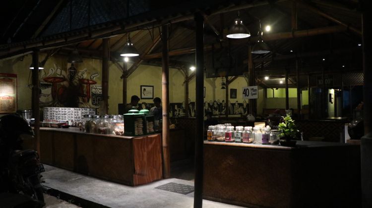 Konsepnya Mirip Kafe Angkringan Ini Jadi Langganan Duta Sheila O