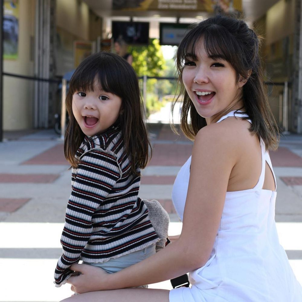 5 Seleb cantik ubah gaya rambut persis putri kecilnya, kompak banget!