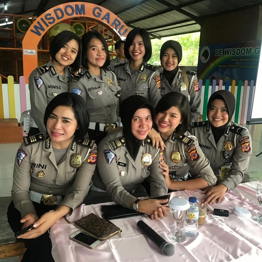 8 Pesona Natasha saat berseragam polisi, polwan cantik adik Vicky Shu