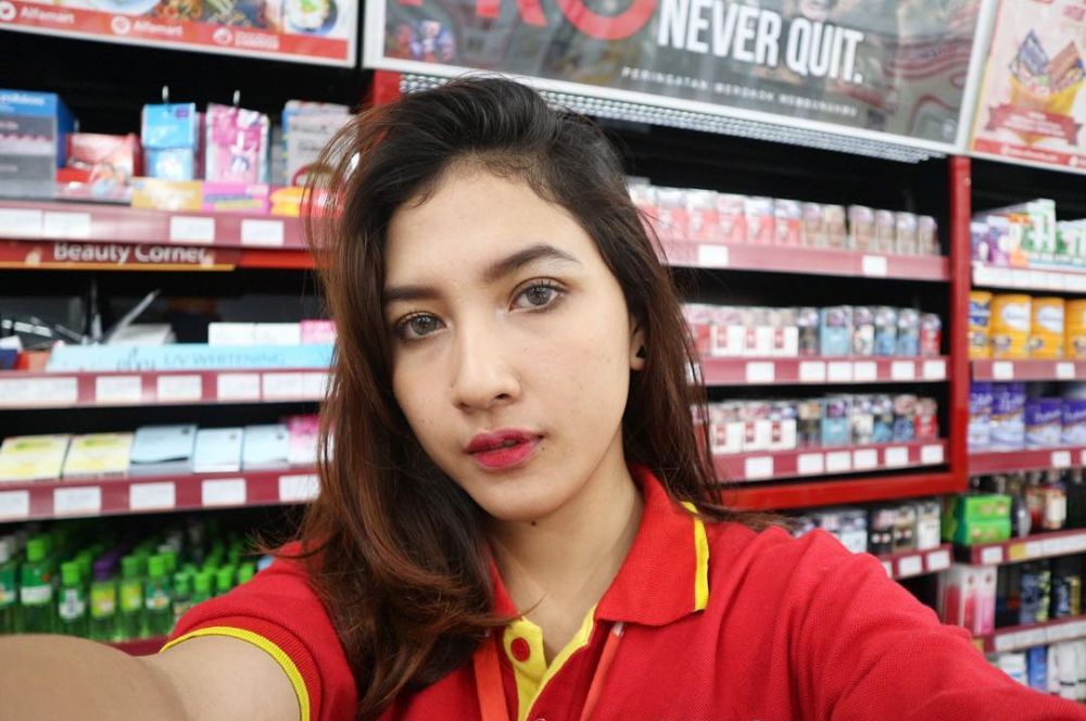 Cantiknya 7 kasir minimarket ini bikin para cowok bolak-balik belanja
