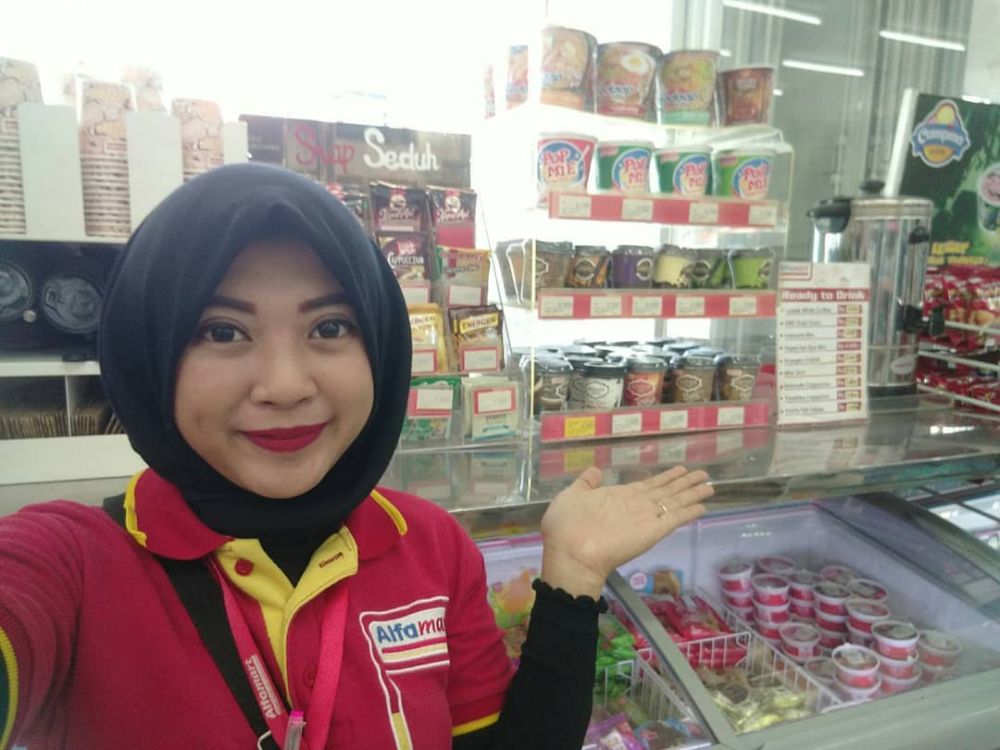 Cantiknya 7 kasir minimarket ini bikin para cowok bolak-balik belanja
