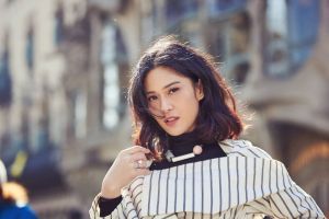 Dikenal hidup sehat, Dian Sastro terciduk pesta sambil pegang rokok