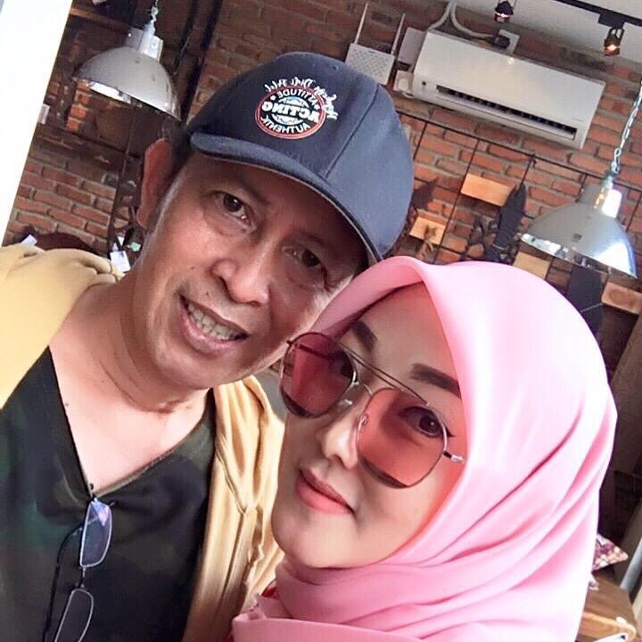 10 Momen hangat Yayu Unru, pemeran ayah Putri Marino, bersama istri