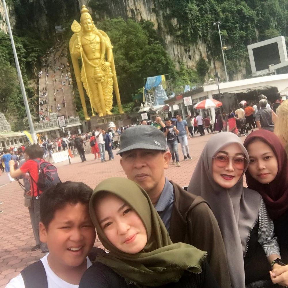 10 Momen hangat Yayu Unru, pemeran ayah Putri Marino, bersama istri