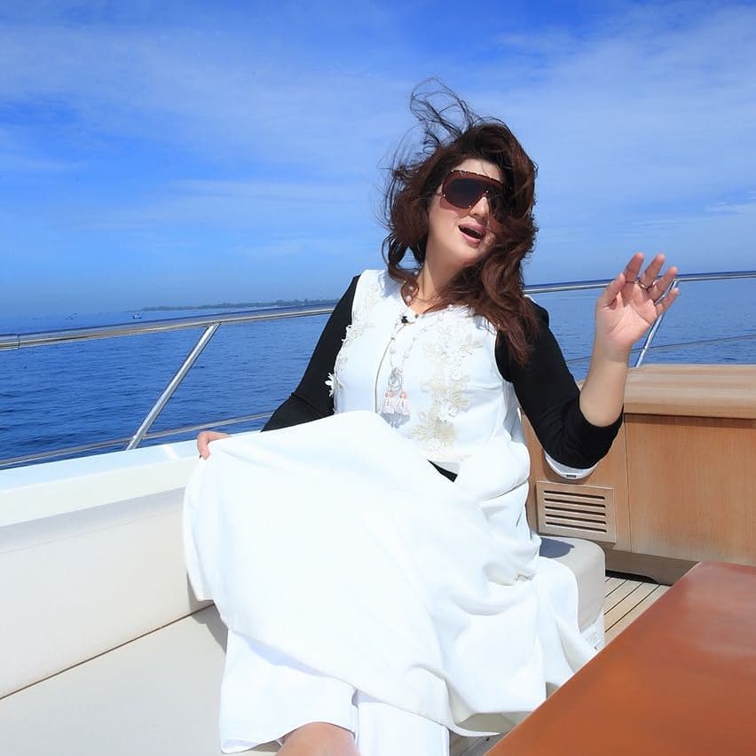 10 Gaya Hana Fadel, mantan anggota DPD usia 49 tahun cetar bak model