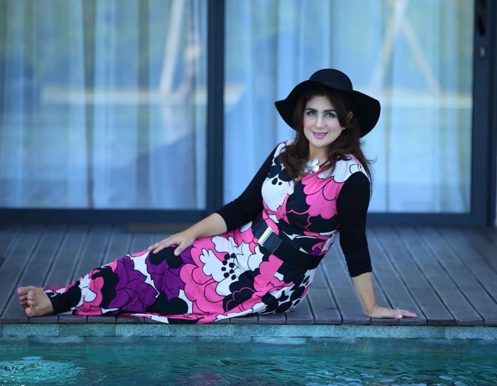 10 Gaya Hana Fadel, mantan anggota DPD usia 49 tahun cetar bak model