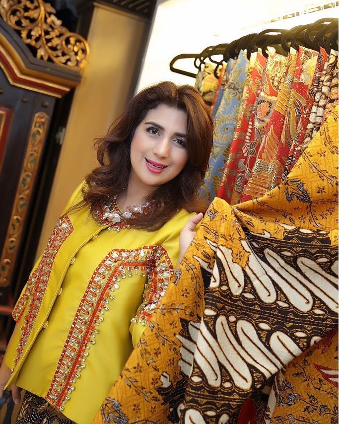 10 Gaya Hana Fadel, mantan anggota DPD usia 49 tahun cetar bak model