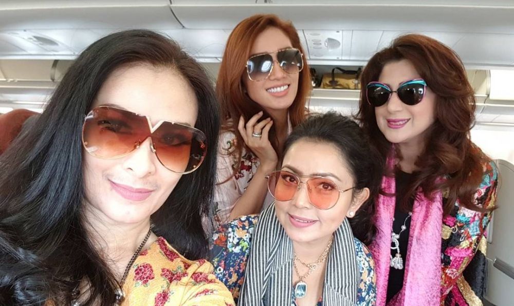 10 Gaya Hana Fadel, mantan anggota DPD usia 49 tahun cetar bak model