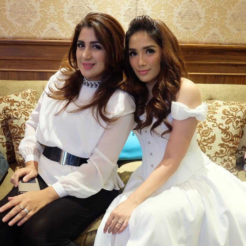 10 Gaya Hana Fadel, mantan anggota DPD usia 49 tahun cetar bak model