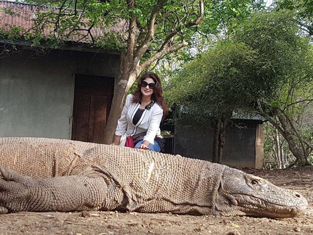 10 Gaya Hana Fadel, mantan anggota DPD usia 49 tahun cetar bak model