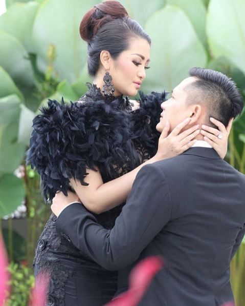 7 Seleb cantik ini kepincut pesona pilot, siap dibawa terbang