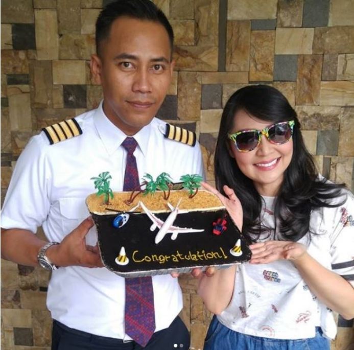 7 Seleb cantik ini kepincut pesona pilot, siap dibawa terbang