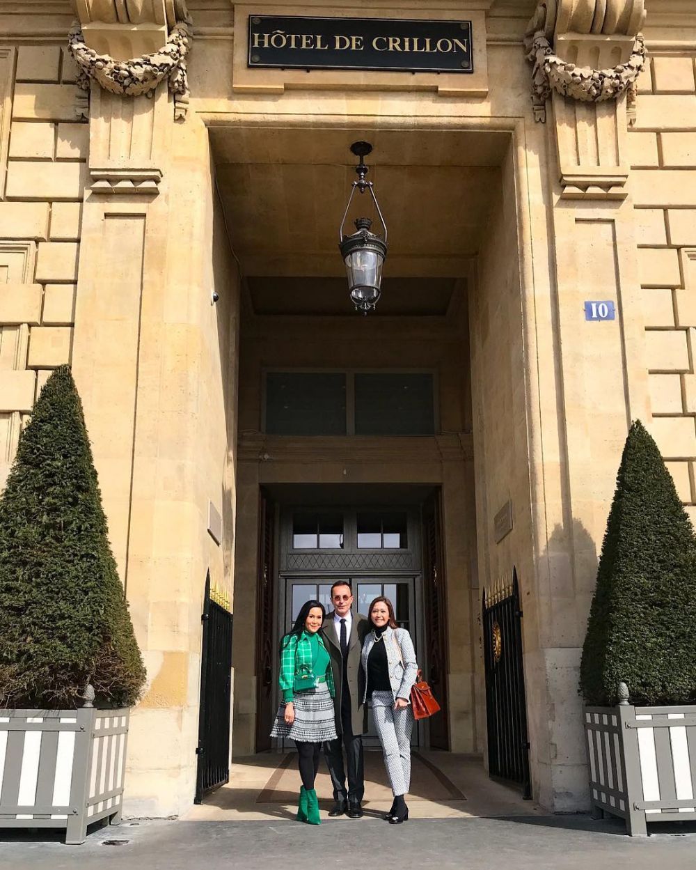 10 Gaya super stylist Maia Estianty liburan di Paris, tampil cetar