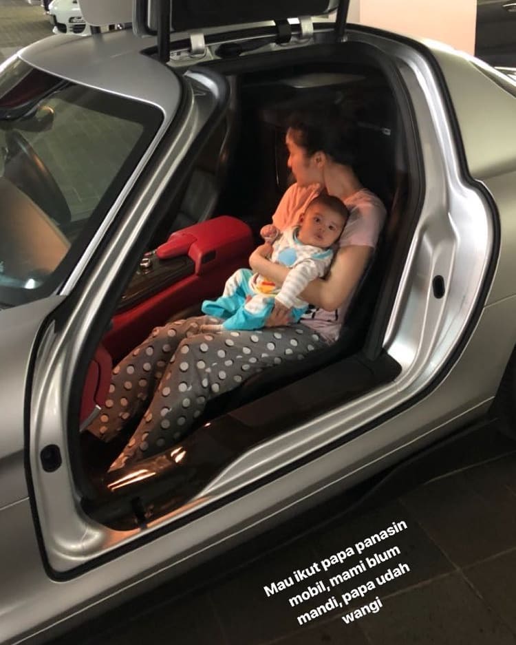 5 Momen Sandra Dewi nidurin bayi keliling kompleks pakai mobil mewah