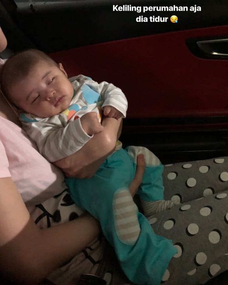 5 Momen Sandra Dewi nidurin bayi keliling kompleks pakai mobil mewah