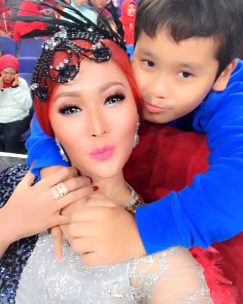 Ajak buah hati ke lokasi syuting, ini 7 bukti Inul telaten momong anak